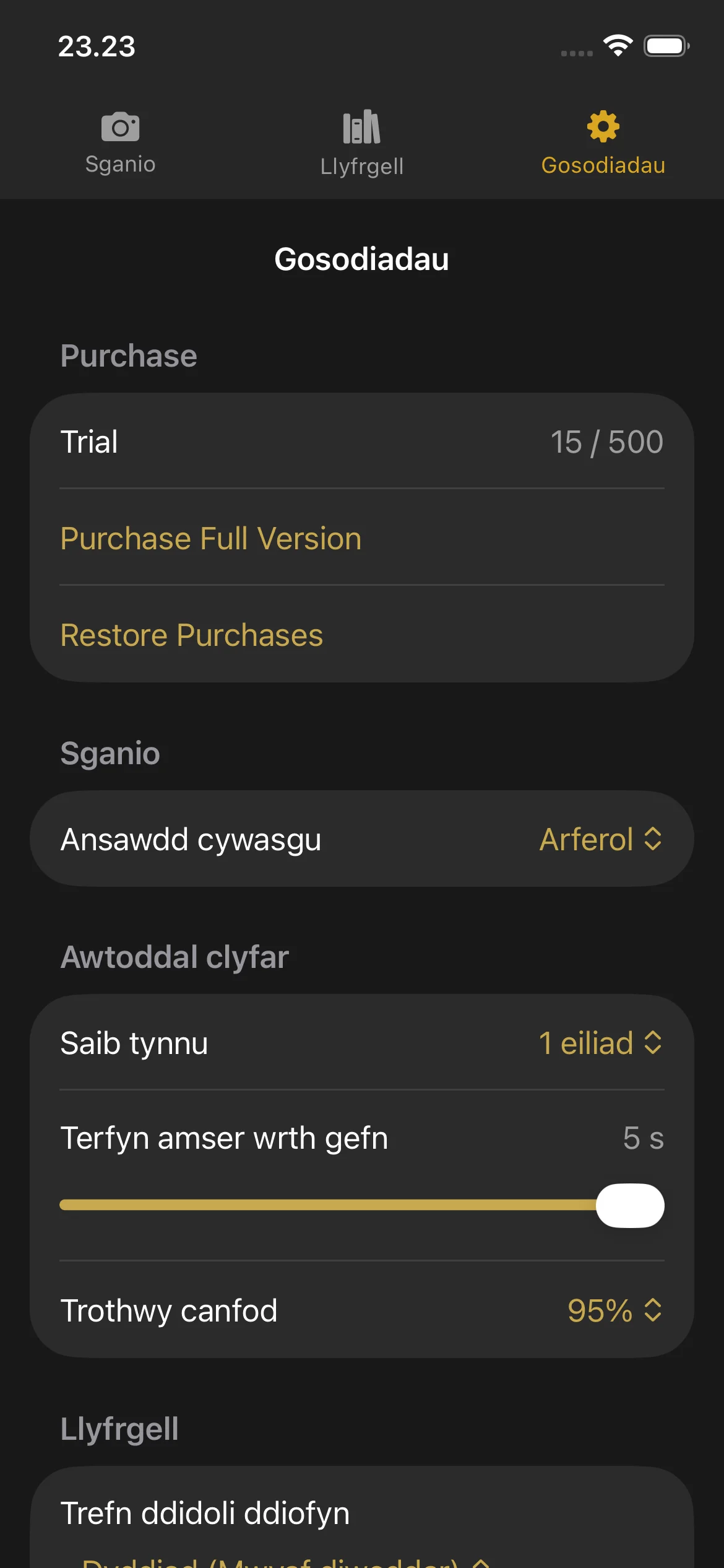 Knut app Settings view showing compression quality selector, auto-capture toggle, camera lens picker, and trial status.